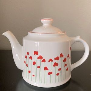 Royal Victoria Wade  Pottery Stratford Wade England white Poppy Teapot 24 fl oz